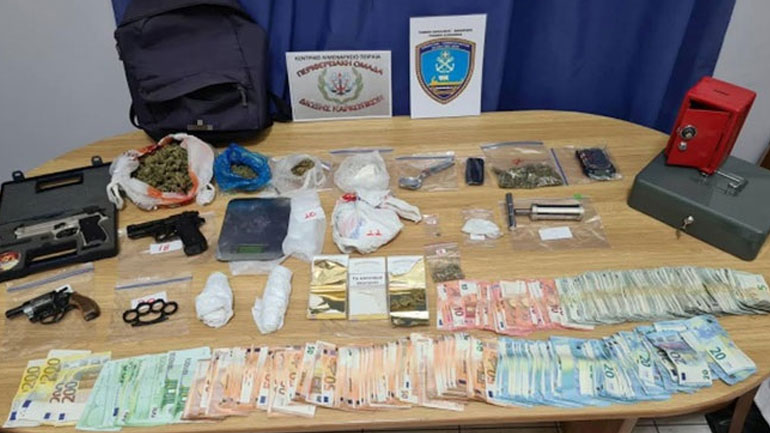 Ναρκωτικά και χιλιάδες ευρώ βρήκε ο «Gigolo» σε σπίτι… υδραυλικού