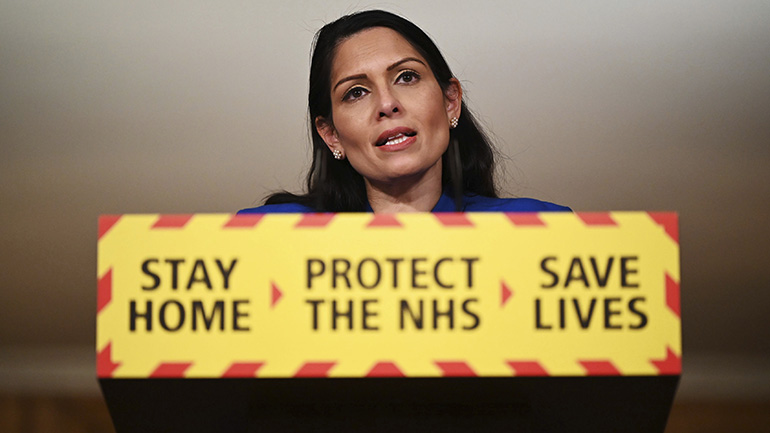 Υπ. Εσωτερικών Βρετανίας: Δεν είναι ώρα να ανατρέξουμε στο παρελθόν για πιθανή κακή διαχείριση της πανδημίας