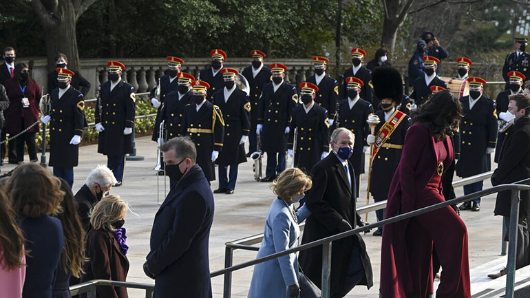 Ο Μπάιντεν κατέθεσε στεφάνι στο στρατιωτικό κοιμητήριο του Άρλινγκτον