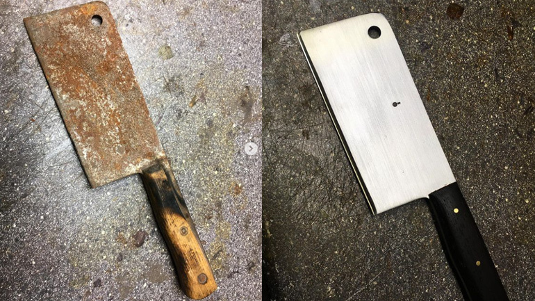 Kαθαρίζοντας έναν σκουριασμένο μπαλτά