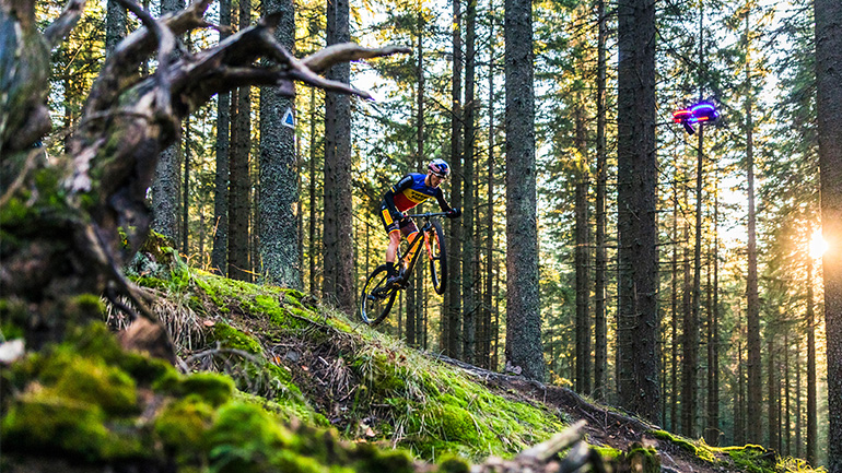 Πώς κάνεις την προπόνηση με ΜΤΒ ακόμη πιο συναρπαστική; Με drones!