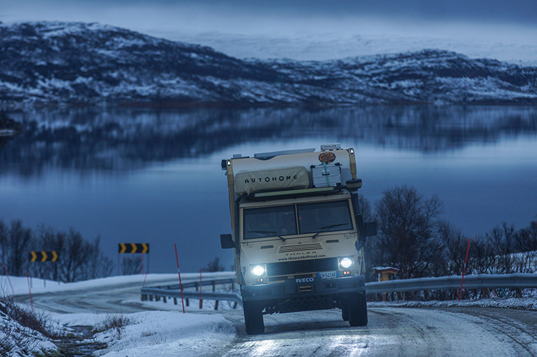 Με αυτό το Iveco VM90 ταξιδεύουν οι Έλληνες, ένα όχημα που δεν είναι απλώς μεταφορικό μέσο αλλά και σπίτι...