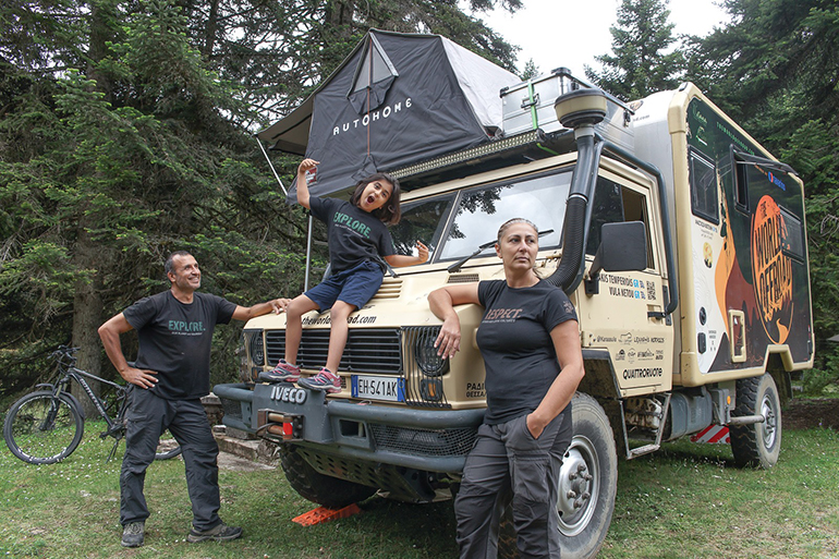 Η οικογένεια Τεμπερίδη (Άκης, Βούλα και Αναστασία) ταξιδεύουν σε όλον τον κόσμο με ένα Iveco VM90. 