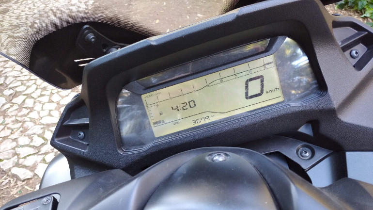 LED οθόνη με πολλές πληροφορίες...