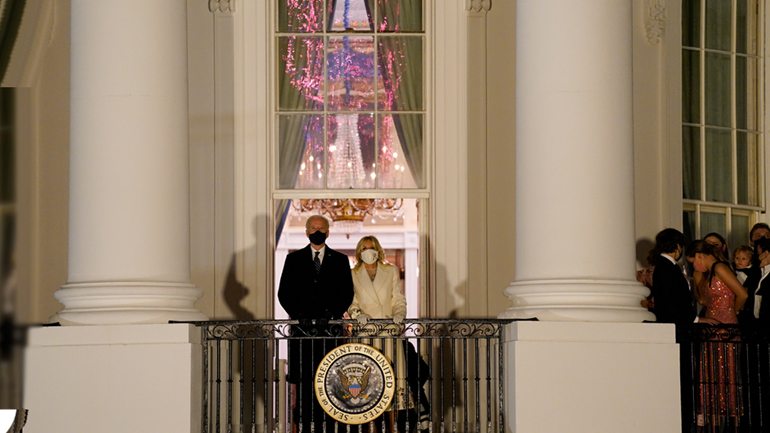 Τα 17 διατάγματα που ανατρέπουν την πολιτική Τραμπ