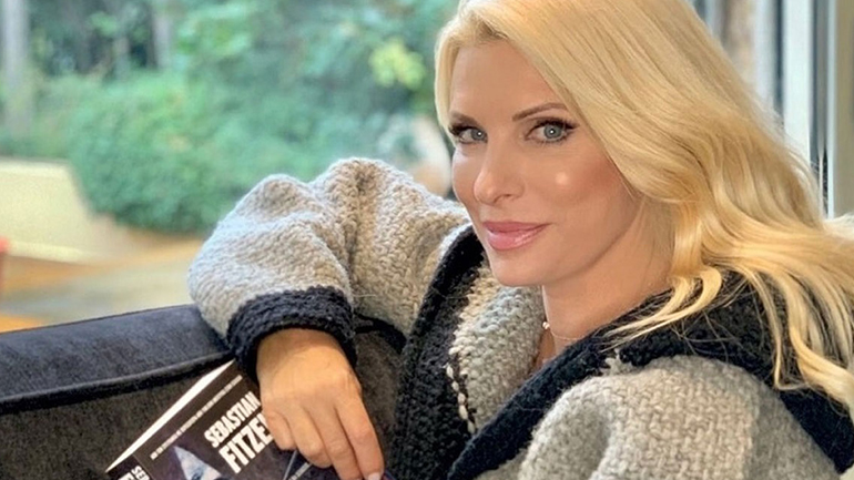 Τα παιχνίδια της Ελένης Μενεγάκη στα χιόνια με τη μικρή Μαρίνα