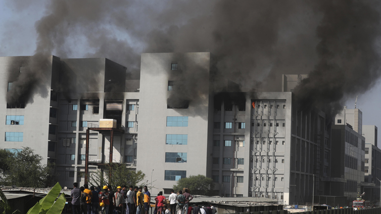 Ινδία: Μεγάλη πυρκαγιά με 5 νεκρούς σε εργοστάσιο που παρασκευάζει εμβόλια για τον Covid