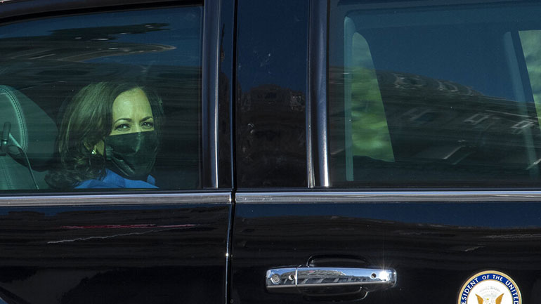 Η Κάμαλα Χάρις όρκισε τρία μέλη της Γερουσίας που ανήκουν στους Δημοκρατικούς