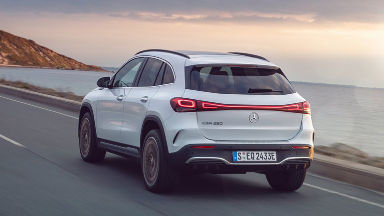 Όμορφο πίσω τμήμα με μια φωτεινή λωρίδα να ενώνει τα φωτιστικά σώματα.