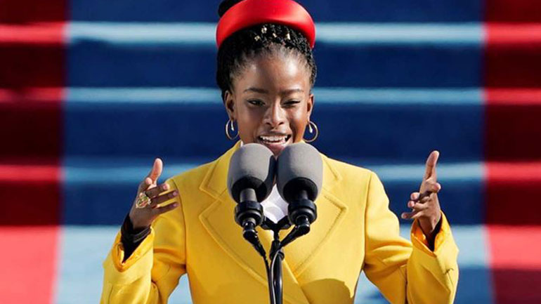 Amanda Gorman: Το κόσμημα Έλληνα σχεδιαστή που φορούσε η Αφροαμερικανίδα ποιήτρια στην ορκωμοσία Μπάιντεν