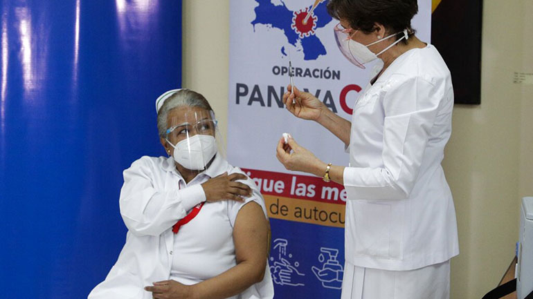 Παναμάς: Νοσηλεύτρια σε ΜΕΘ η πρώτη που εμβολιάστηκε κατά του κορωνοϊού