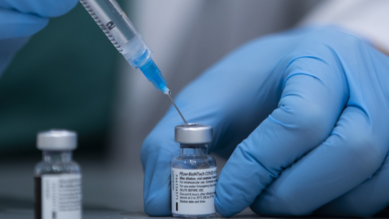 Η Pfizer μειώνει στο μισό τις παραδόσεις εμβολίων σε ορισμένες χώρες – Με ένδικα μέσα απειλεί η Ιταλία