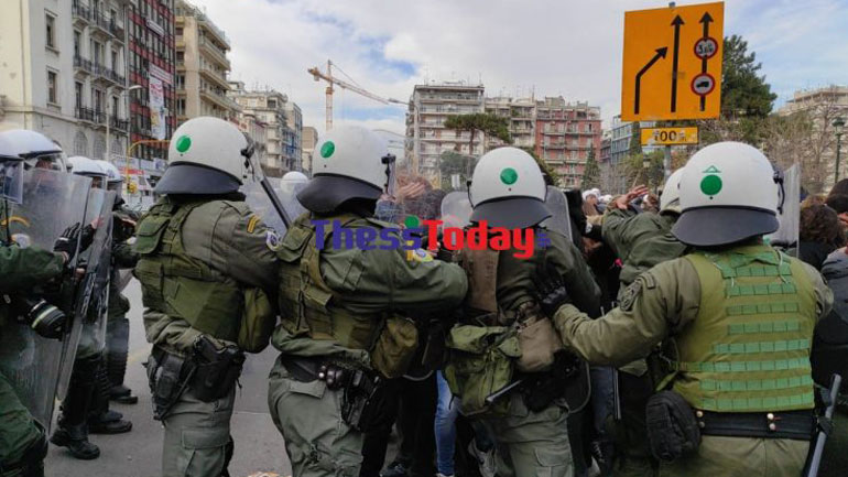 Ξύλο και χημικά σε συγκέντρωση φοιτητών στη Θεσσαλονίκη