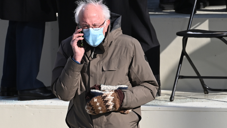 Έκλεψε τα βλέμματα η εμφάνιση του Σάντερς στην ορκωμοσία Μπάιντεν