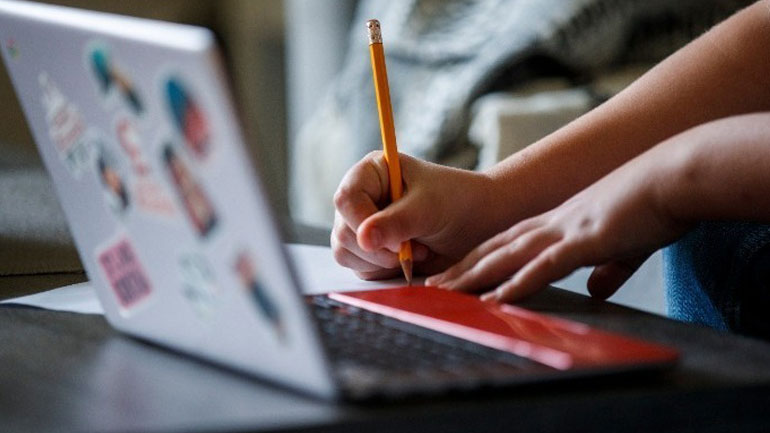 «Φορτώνουν» γνώσεις μέσα στην καραντίνα: Πτυχία, σεμινάρια, ξένες γλώσσες