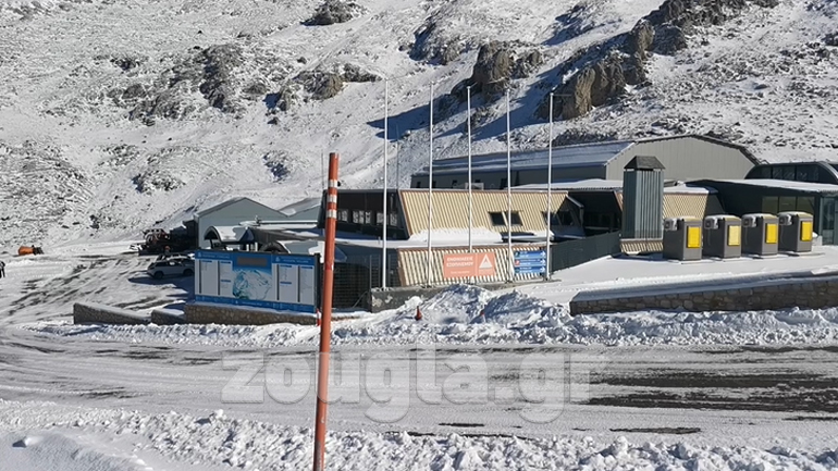 Στα λευκά και χωρίς ούτε έναν σκιέρ το χιονοδρομικό κέντρο Παρνασσού