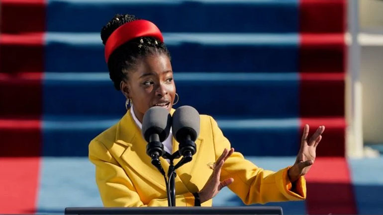 Ποια είναι η νεαρή Αφροαμερικανίδα ποιήτρια που συγκέντρωσε τα βλέμματα στην ορκωμοσία Μπάιντεν