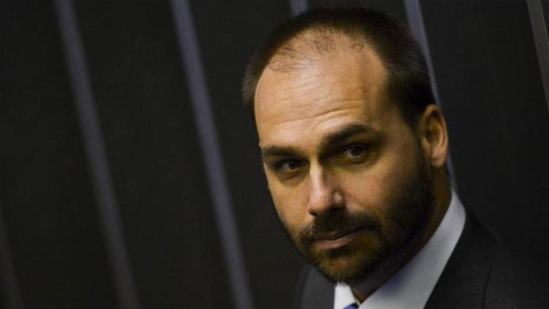 Ο γιος του Μπολσονάρου καταδικάστηκε να αποζημιώσει μία δημοσιογράφο Ο γιος του Μπολσονάρου καταδικάστηκε να αποζημιώσει μία δημοσιογράφο