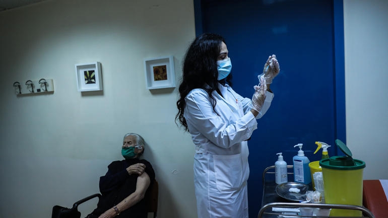 Άνοιξε η πλατφόρμα για τους εμβολιασμούς πολιτών 80-84 ετών