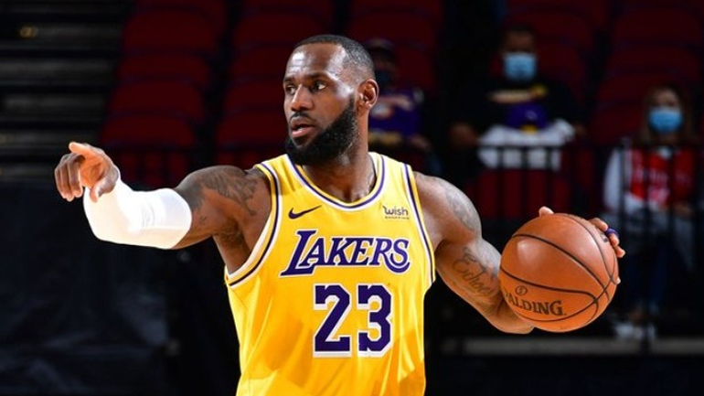 «Λύγισαν» οι Μπακς, 113-106 οι Λέικερς του Λεμπρόν