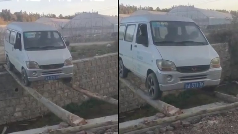 Βαν διασχίζει αρδευτικό κανάλι πάνω σε δύο κορμούς δέντρων