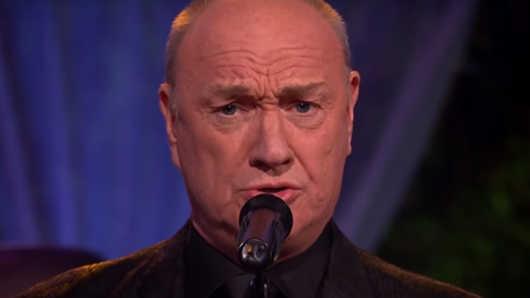 Tραγουδιστής όπερας ερμηνεύει το τραγούδι «Sound of Silence» 