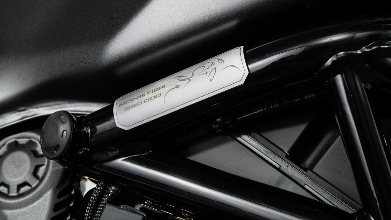 Με την υπογραφή Domenicali και λογότυπο "Νο 350.000". 