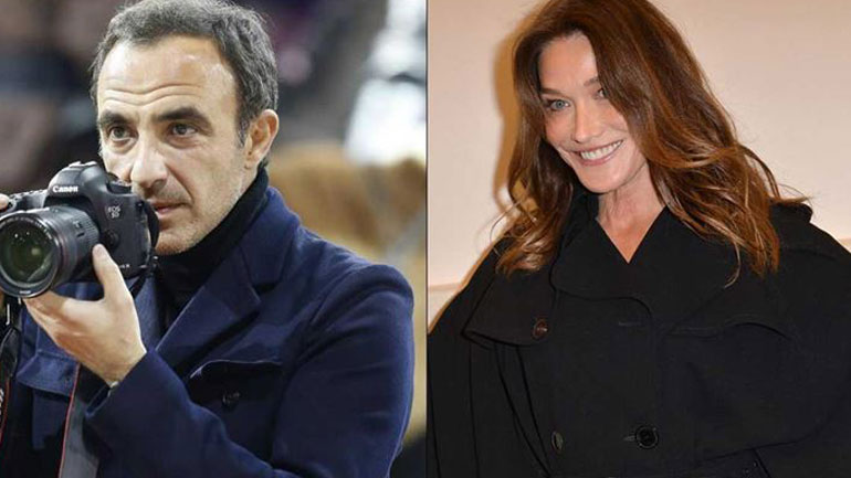 Η Carla Bruni ποζάρει στον φακό του Νίκου Αλιάγα στο πάτωμα ενός ξενοδοχείου