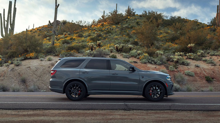 Φοράει ζάντες 20 ιντσών με ελαστικά διαστάσεων 295/45