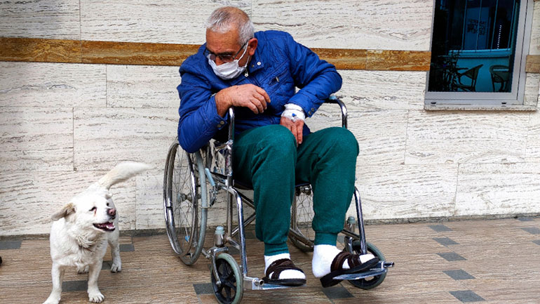 Σκύλος περίμενε για μέρες το αφεντικό του έξω από το νοσοκομείο