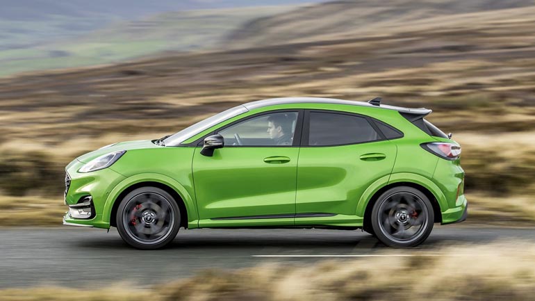 Χαμηλωμένο, με δυναμικό bodykit και κόκκινες δαγκάνες φρένων