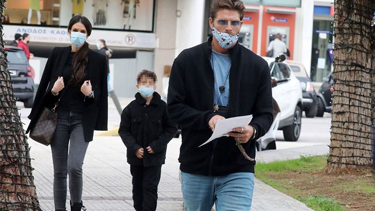 Γιώργος Μανίκας & Έλλη Γελεβεσάκη: Βόλτα με τον γιο τους στη Γλυφάδα