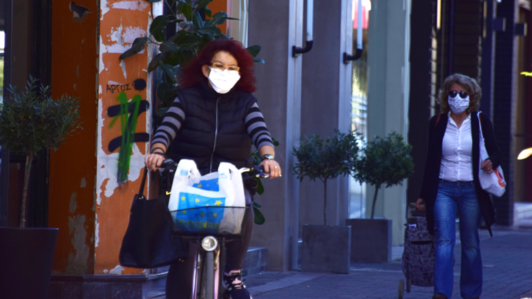 «Μη χρησιμοποιείτε υφασμάτινες μάσκες» συνιστούν τώρα οι αρχές στη Γαλλία