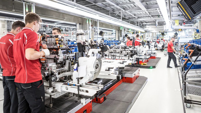 Προσλαμβάνει όλο και πιο νέους σε ηλικία ανθρώπους.