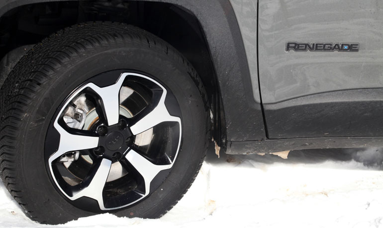 Φοράει ελαστικά mud and snow με ζάντες 17 ιντσών.