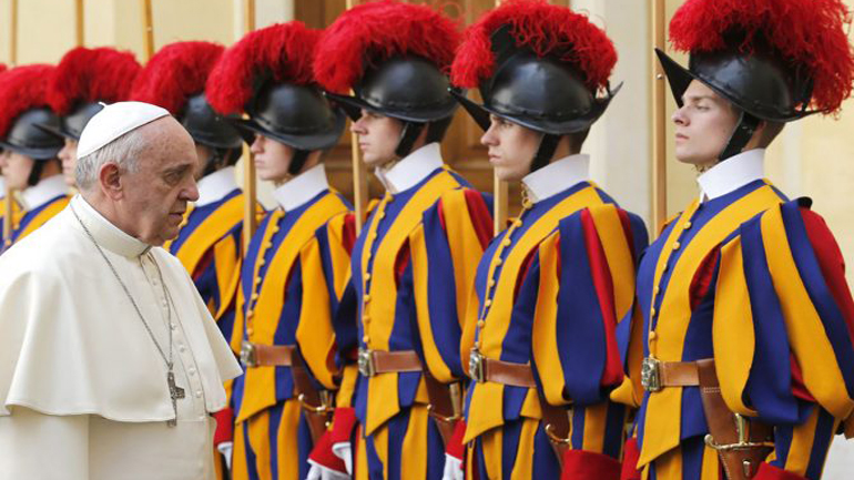 Οι σωματοφύλακες του Πάπα της Ρώμης είναι αληθινοί bodyguards, όχι attraction