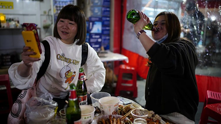 Η Γουχάν γιορτάζει – Έναν χρόνο μετά το lockdown η πόλη όπου άρχισε η πανδημία γέμισε φωνές και γέλια Η Γουχάν γιορτάζει – Έναν χρόνο μετά το lockdown η πόλη όπου άρχισε η πανδημία γέμισε φωνές και γέλια