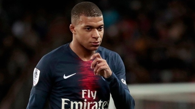 Μπαπέ: «Συζητάμε για την παραμονή μου στην Παρί Σεν Ζερμέν»