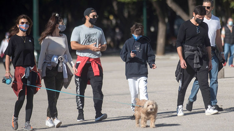 Χριστίνα Μπόμπα & Σάκης Τανιμανίδης: Βόλτα στο κέντρο της πόλης με τους κουμπάρους τους