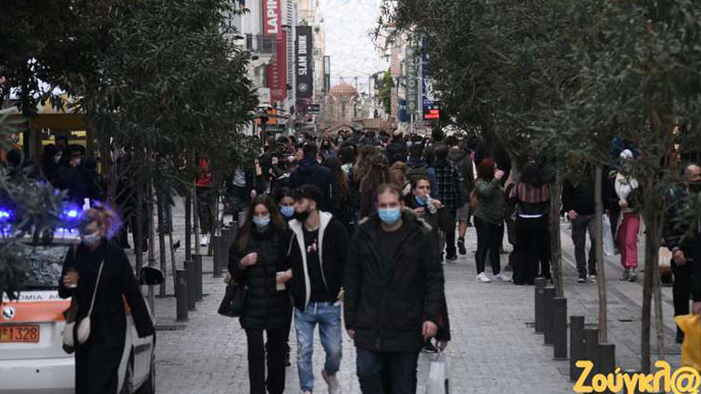 Κοσμοσυρροή στην Ερμού: Οι καταναλωτές σχηματίζουν ουρές για να ψωνίσουν