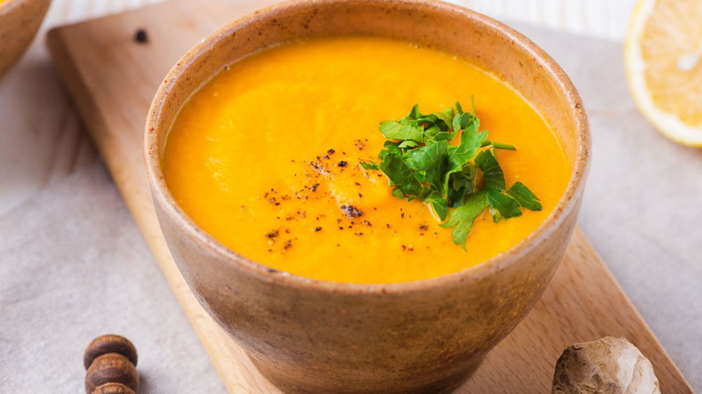 Σούπα με ψητά καρότα και ginger για να τονώσετε τον οργανισμό σας