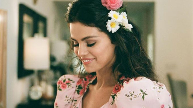 Η ultra chic απόχρωση που επιλέγει τον χειμώνα στα νύχια της η Selena Gomez