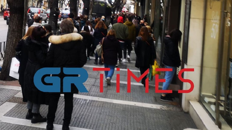 Ατελείωτες ουρές στην αγορά της Θεσσαλονίκης