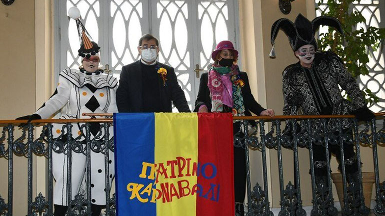 Καρναβαλικός ρυθμός με αποστάσεις στην Πάτρα – Παραδόθηκε το λάβαρο στο δημαρχείο Καρναβαλικός ρυθμός με αποστάσεις στην Πάτρα – Παραδόθηκε το λάβαρο στο δημαρχείο