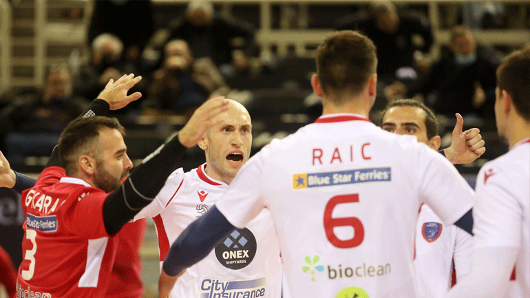 Bόλεϊ: Άλωσε το κλειστό της Πυλαίας ο Φοίνικας, νίκησε 3-2 σετ τον ΠΑΟΚ!