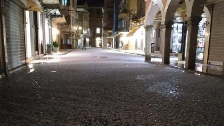 Έντονα καιρικά φαινόμενα και σφοδρή χαλαζόπτωση έπληξαν την Κέρκυρα Έντονα καιρικά φαινόμενα και σφοδρή χαλαζόπτωση έπληξαν την Κέρκυρα