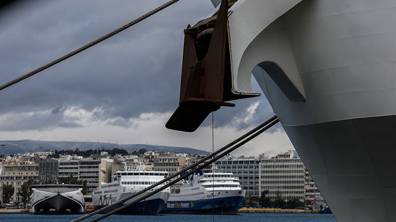 Ζάκυνθος: Δεμένα στο λιμάνι τα πλοία λόγω των θυελλωδών ανέμων