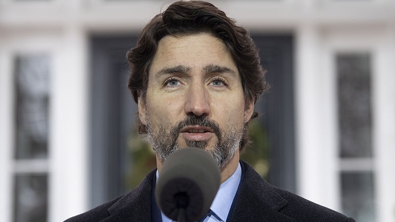 Ο Τριντό αξιοποιεί το meme του Μπέρνι Σάντερς για να συστήσει να αποφεύγονται τα ταξίδια