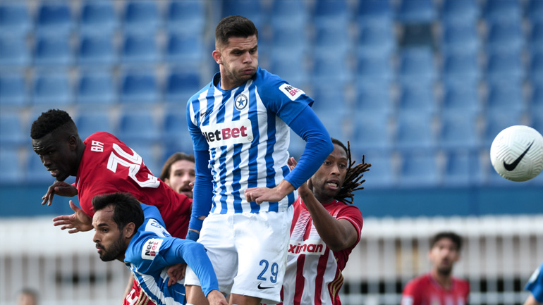 Στρούγγης: «Μου έγινε φάουλ από τον Μπρούμα στο γκολ του Ολυμπιακού»