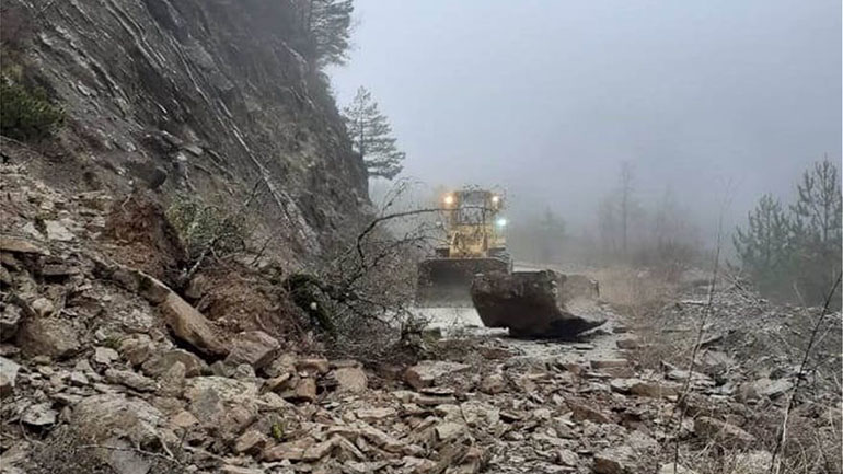 Σοβαρά προβλήματα στο εθνικό και επαρχιακό δίκτυο της Περιφέρειας Ηπείρου από βροχοπτώσεις
